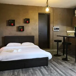 https://the-room.larnacahotels.org
